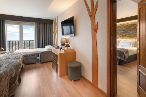 Habitación The Level comunicada con vistas a la montaña del hotel Melia Sierra Nevada. Foto 3