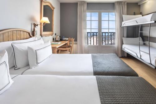 Habitación Familiar con vistas a la montaña del hotel Melia Sierra Nevada. Foto 12