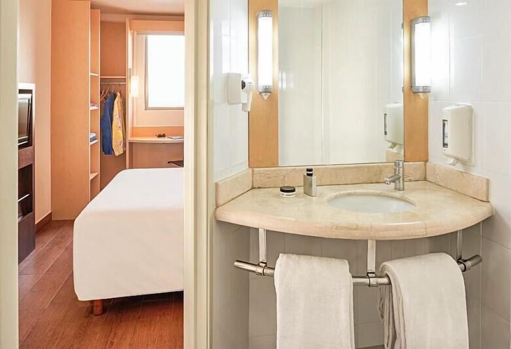 Habitación Standard con una cama doble del hotel Ibis San Luis Potosi. Foto 4