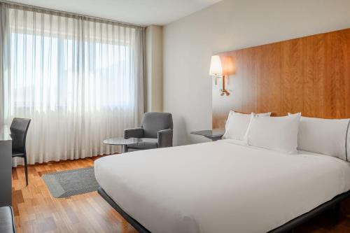 Habitación Estándar adaptada para personas con discapacidad - 1 cama extragrande del hotel Ac Guadalajara By Marriott, Spain. Foto 1