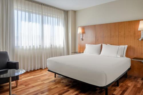 Habitación Estándar adaptada para personas con discapacidad - 1 cama extragrande del hotel Ac Guadalajara By Marriott, Spain. Foto 3