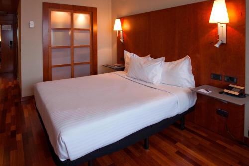 Habitación Estándar adaptada para personas con discapacidad - 1 cama extragrande del hotel Ac Guadalajara By Marriott, Spain. Foto 4