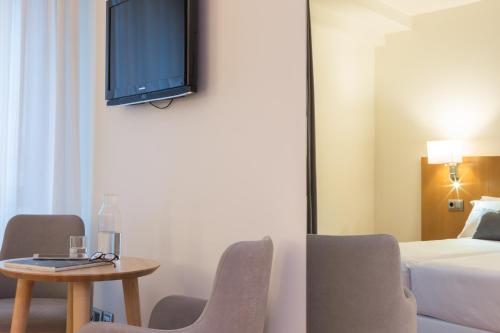 Habitación Triple Estándar del hotel Palacio De Aiete. Foto 1