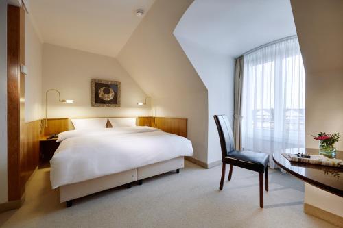 Habitación con cama grande del hotel Lindner Dusseldorf Airport, Part Of Jdv By Hyatt. Foto 4