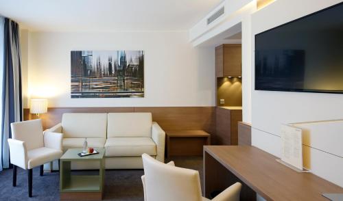 Suite Junior con sofá cama del hotel Lindner Dusseldorf Airport, Part Of Jdv By Hyatt. Foto 12