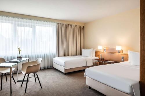 Habitación Doble Deluxe - 2 camas del hotel Lindner Dusseldorf Airport, Part Of Jdv By Hyatt. Foto 10