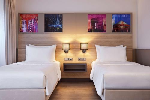 Habitación Doble Deluxe - 2 camas del hotel Lindner Dusseldorf Airport, Part Of Jdv By Hyatt. Foto 11