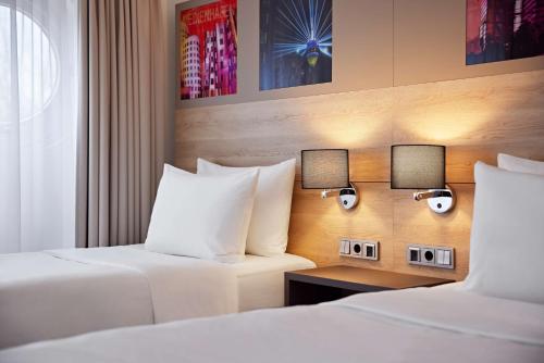 Habitación Doble Deluxe - 2 camas del hotel Lindner Dusseldorf Airport, Part Of Jdv By Hyatt. Foto 12