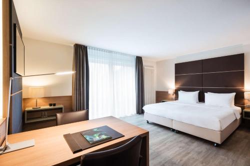 Habitación Premium con cama extragrande del hotel Lindner Dusseldorf Airport, Part Of Jdv By Hyatt. Foto 8