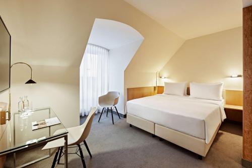 Habitación con cama grande del hotel Lindner Dusseldorf Airport, Part Of Jdv By Hyatt. Foto 1