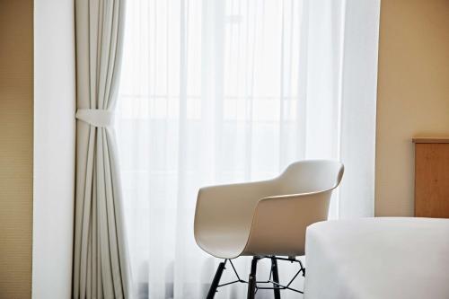 Habitación con cama grande del hotel Lindner Dusseldorf Airport, Part Of Jdv By Hyatt. Foto 3