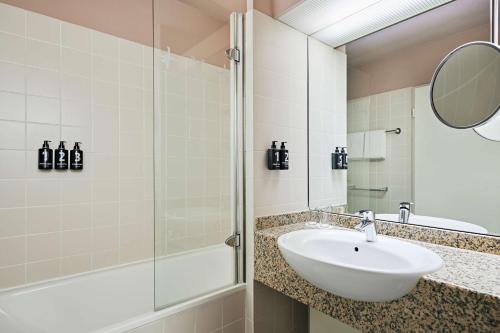 Habitación con cama grande del hotel Lindner Dusseldorf Airport, Part Of Jdv By Hyatt. Foto 4