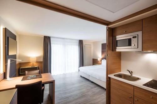 Estudio con cama extragrande del hotel Lindner Dusseldorf Airport, Part Of Jdv By Hyatt. Foto 9