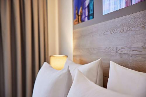 Suite Junior con balcón y zona de cocina del hotel Lindner Dusseldorf Airport, Part Of Jdv By Hyatt. Foto 4