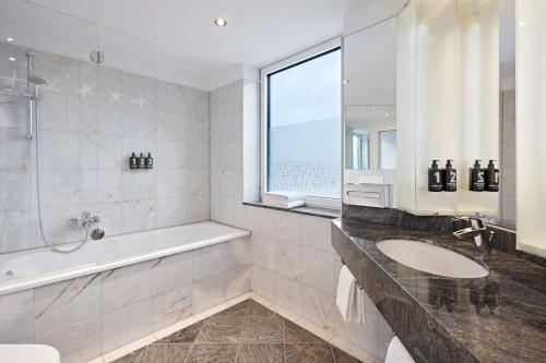 Suite Junior con balcón y zona de cocina del hotel Lindner Dusseldorf Airport, Part Of Jdv By Hyatt. Foto 8