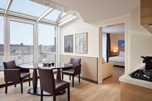Suite Junior con balcón y zona de cocina del hotel Lindner Dusseldorf Airport, Part Of Jdv By Hyatt. Foto 10