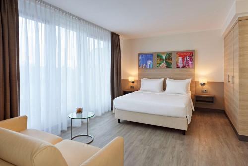 Suite Junior con balcón y zona de cocina del hotel Lindner Dusseldorf Airport, Part Of Jdv By Hyatt. Foto 11