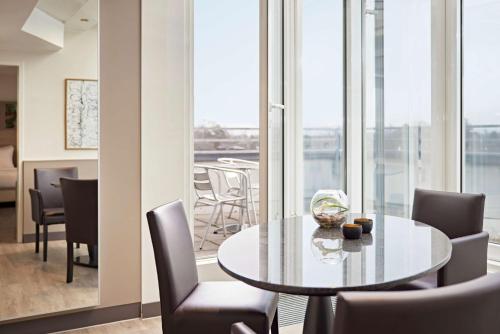Suite Junior con balcón y zona de cocina del hotel Lindner Dusseldorf Airport, Part Of Jdv By Hyatt. Foto 12