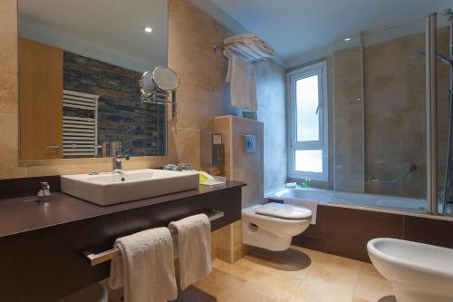 Habitación Triple del hotel Sercotel Codina. Foto 1