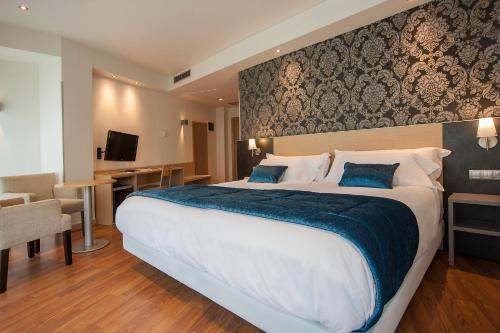 Habitación Triple Clásica del hotel Sercotel Codina. Foto 1