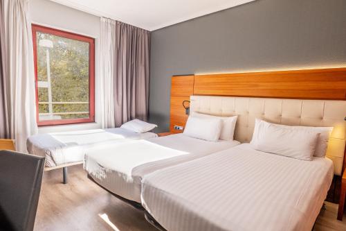 Habitación Doble Deluxe con cama supletoria del hotel Eurostars Amara. Foto 1