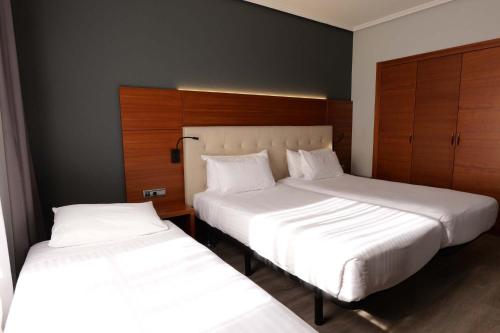 Habitación Doble Deluxe con cama supletoria del hotel Eurostars Amara. Foto 2