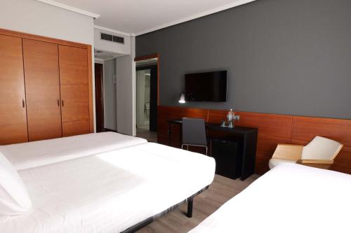 Habitación Doble Deluxe con cama supletoria del hotel Eurostars Amara. Foto 3