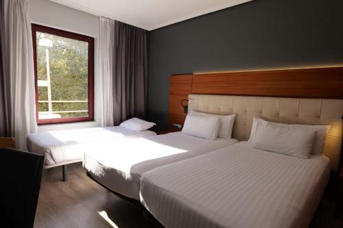 Habitación Doble Deluxe con cama supletoria del hotel Eurostars Amara. Foto 4