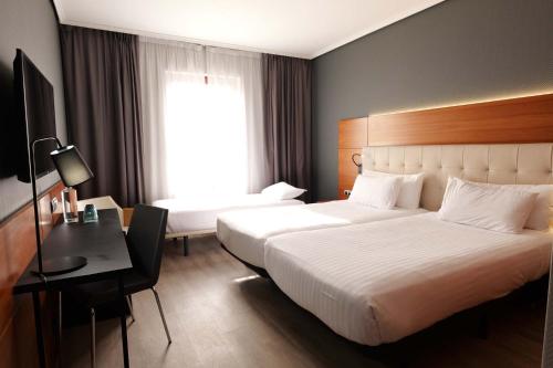 Habitación Doble Deluxe con cama supletoria del hotel Eurostars Amara. Foto 5