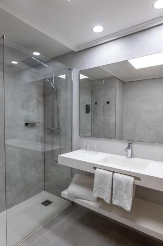 Habitación Doble Deluxe con balcón del hotel Eurostars Amara. Foto 5