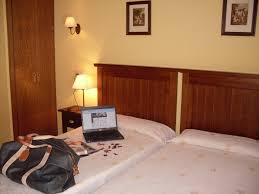 Habitación doble 2 camas del hotel Hospederia De Los Reyes. Foto 1