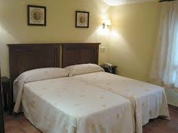 Habitación doble 2 camas del hotel Hospederia De Los Reyes. Foto 2