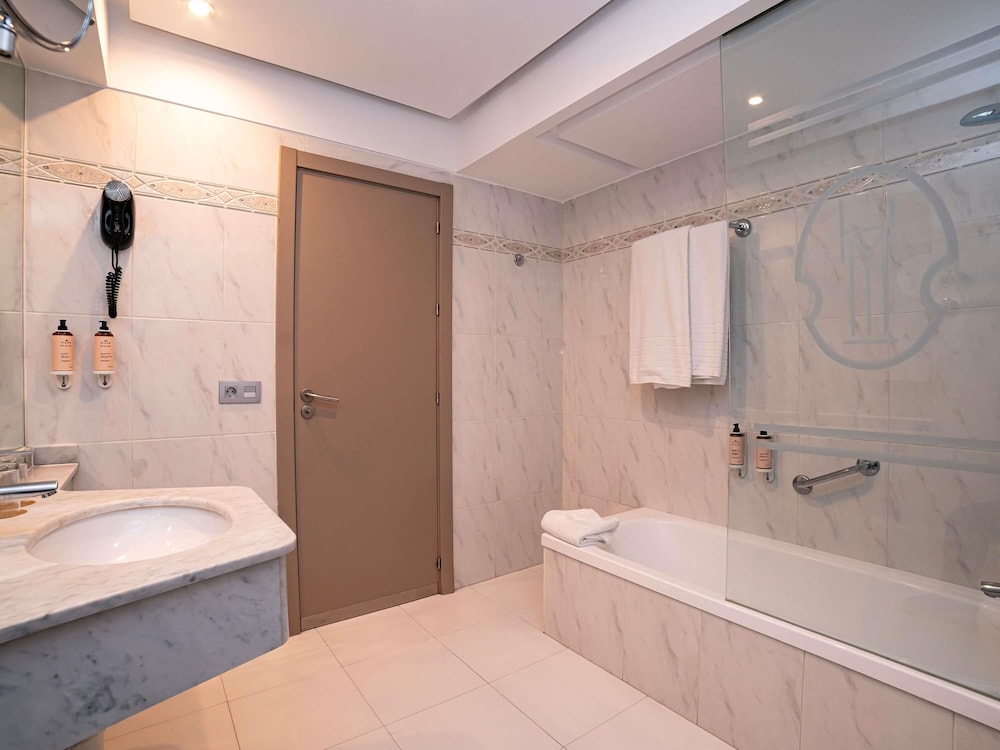 Habitación Standard, vistas al mar del hotel Mercure San Sebastián Monte Igueldo. Foto 3