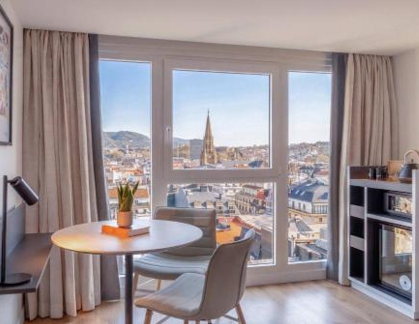 Habitación Innside Premium con vistas a la ciudad del hotel Innside San Sebastián Orly. Foto 2
