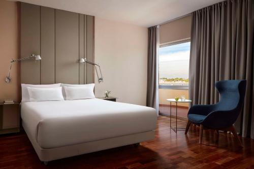 Habitación Superior con cama supletoria del hotel NH Luz Huelva. Foto 1