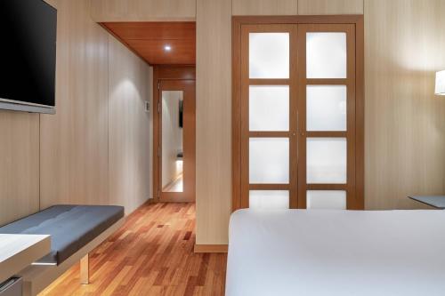 Habitación Estándar Plus con vistas a la ciudad - Cama grande del hotel Ac Huelva By Marriott. Foto 1