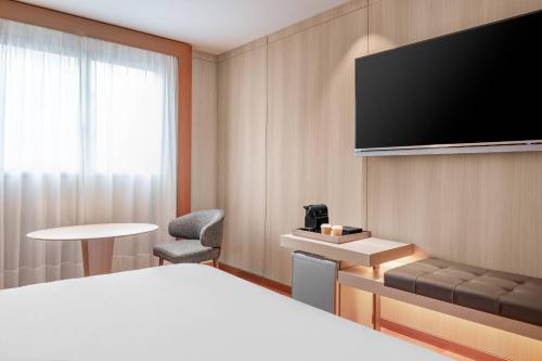 Habitación Estándar Plus con vistas a la ciudad - Cama grande del hotel Ac Huelva By Marriott. Foto 2