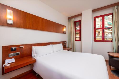 Habitación con cama extragrande. del hotel Senator Huelva