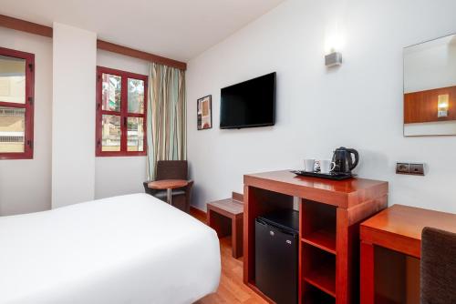 Habitación con cama extragrande. del hotel Senator Huelva. Foto 3