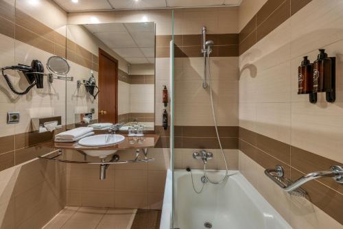 Habitación con cama extragrande. del hotel Senator Huelva. Foto 4