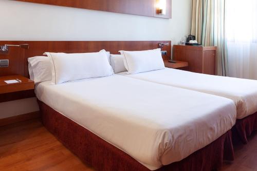 2 Habitaciones Dobles comunicadas del hotel Senator Huelva. Foto 1