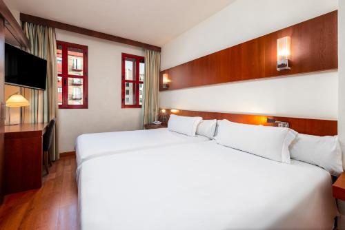 Habitación Familiar del hotel Senator Huelva. Foto 1