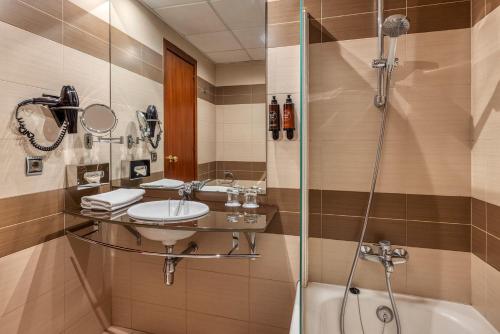 Habitación familiar 1 habitación 2 Camas dobles del hotel Senator Huelva. Foto 2