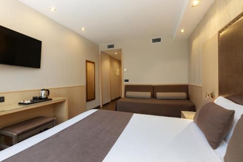 Habitación Triple del hotel Pedro I de Aragon. Foto 4