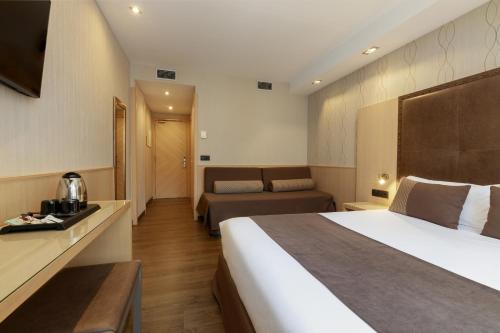 Habitación Triple del hotel Pedro I de Aragon. Foto 9