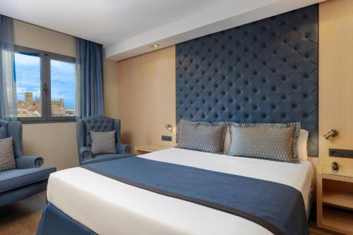 Suite con terraza del hotel Pedro I de Aragon