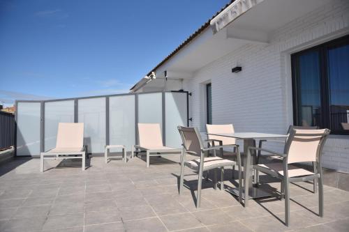 Habitación Cuádruple con terraza del hotel Pedro I de Aragon. Foto 3