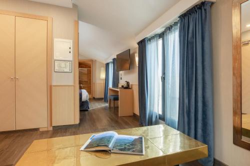 Habitación Cuádruple con terraza del hotel Pedro I de Aragon. Foto 4