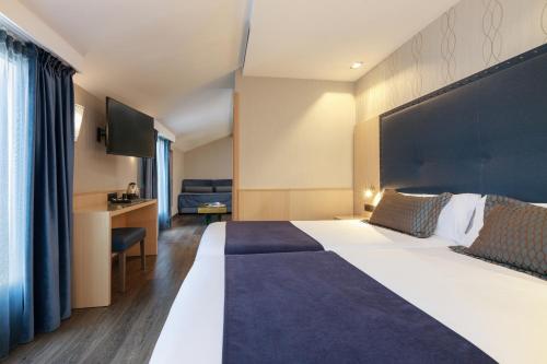 Habitación Cuádruple con terraza del hotel Pedro I de Aragon. Foto 6