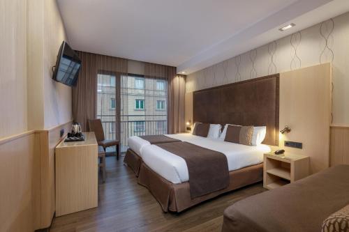 Habitación Familiar Estándar del hotel Pedro I de Aragon. Foto 1
